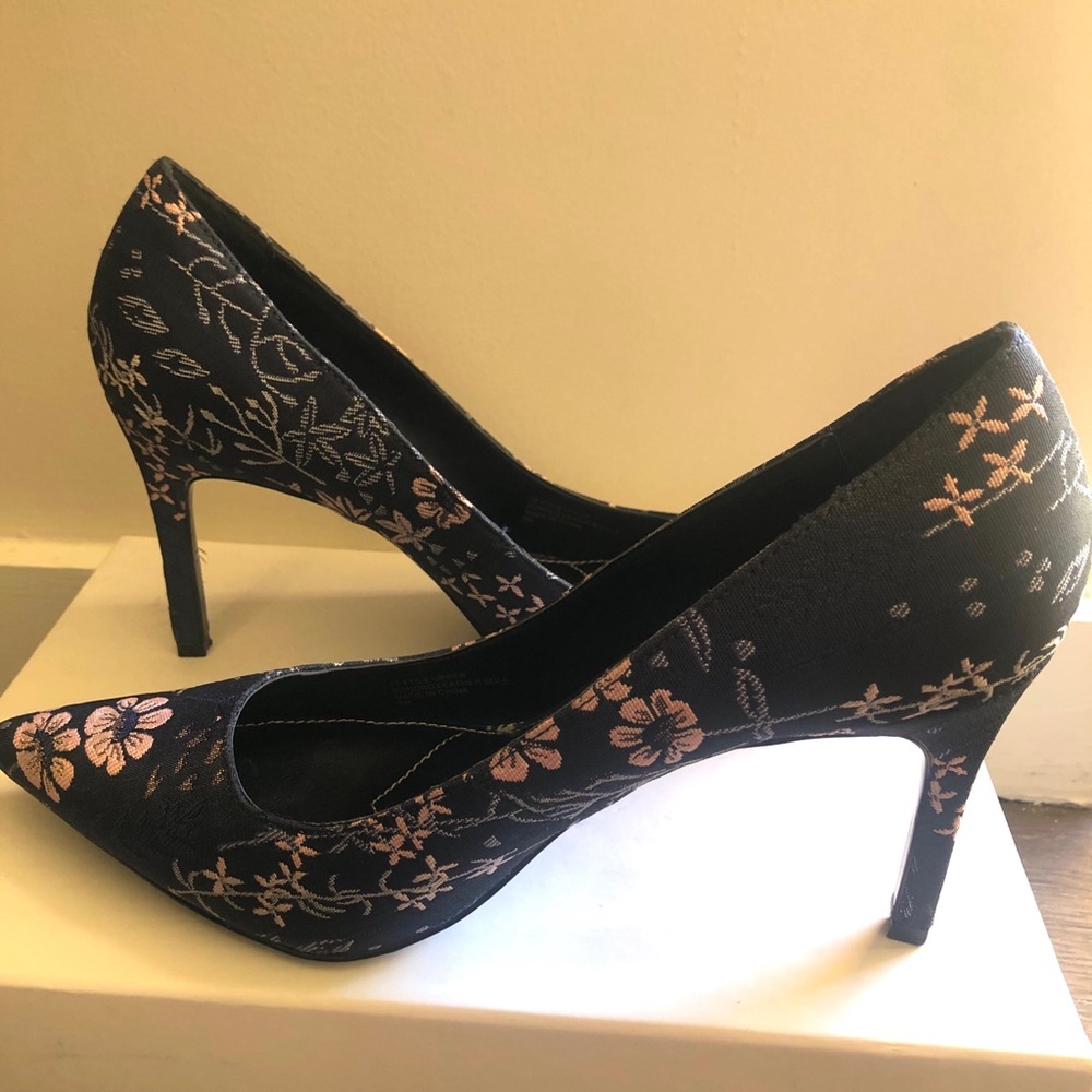 CHARLES DAVID NAVY FLORAL PUMPS (SIZE 10)